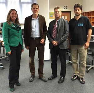 Im Bild: MdL D. Neuschäfer, MdL Christoph Degen, Schulleiter Reinhold Gaß, Leiter des Hauptschulzweiges Denis Glotz