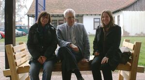 Europakandidatin Martina Werner, Schulleiter Hermann Hubing, MdL Daniela Neuschäfer (v. l. n. r.)