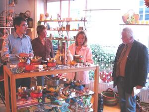 Beim Besuch im Eine-Welt-Laden